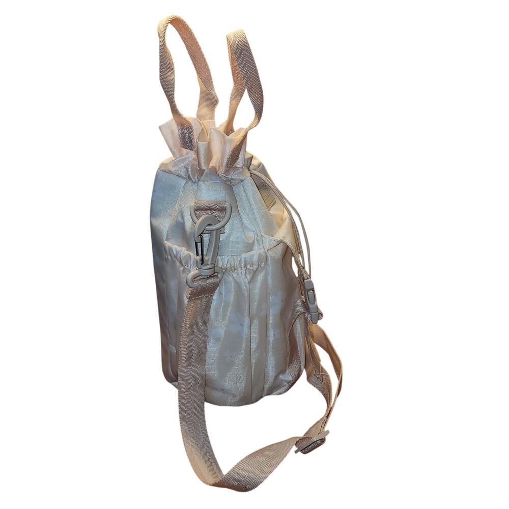 Blogilates Water Bottle Sling Bag Target Peach Floral SOLD OUT 2024 Release NWOT - Picture 4 of 8